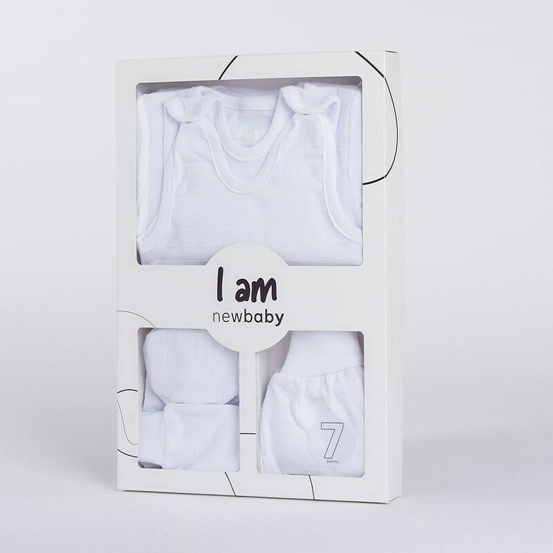 Set pentru bebe, New Baby, I AM, 7 piese, Cu botosei, jacheta maneca lunga, caciulita, body cu maneca lunga, pantalonasi si salopeta cu botosei si manusi, 100% bumbac, Marime 56, 0-3 luni, White - gogobaby.ro