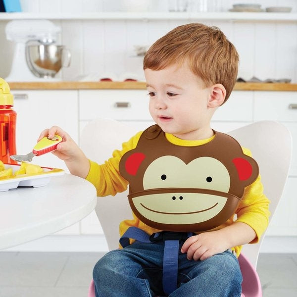 Skip Hop Bavetica de silicon Fold & Go Zoo - Maimutica - gogobaby.ro