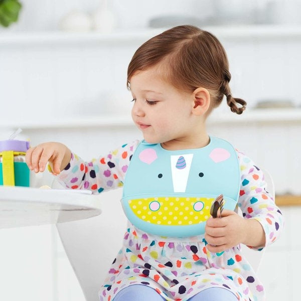 Skip Hop Bavetica de silicon Fold & Go Zoo - Unicorn - gogobaby.ro