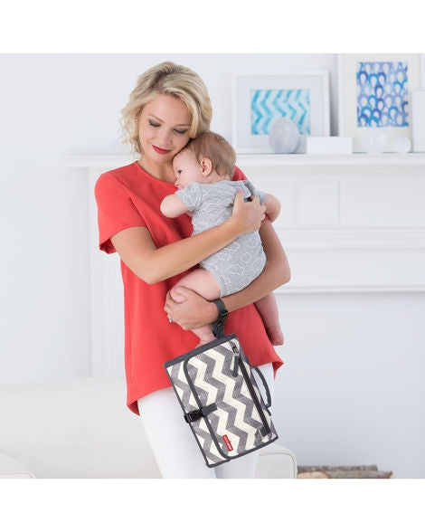 Skip Hop Statie de schimbat - Pronto Signature Chevron - gogobaby.ro