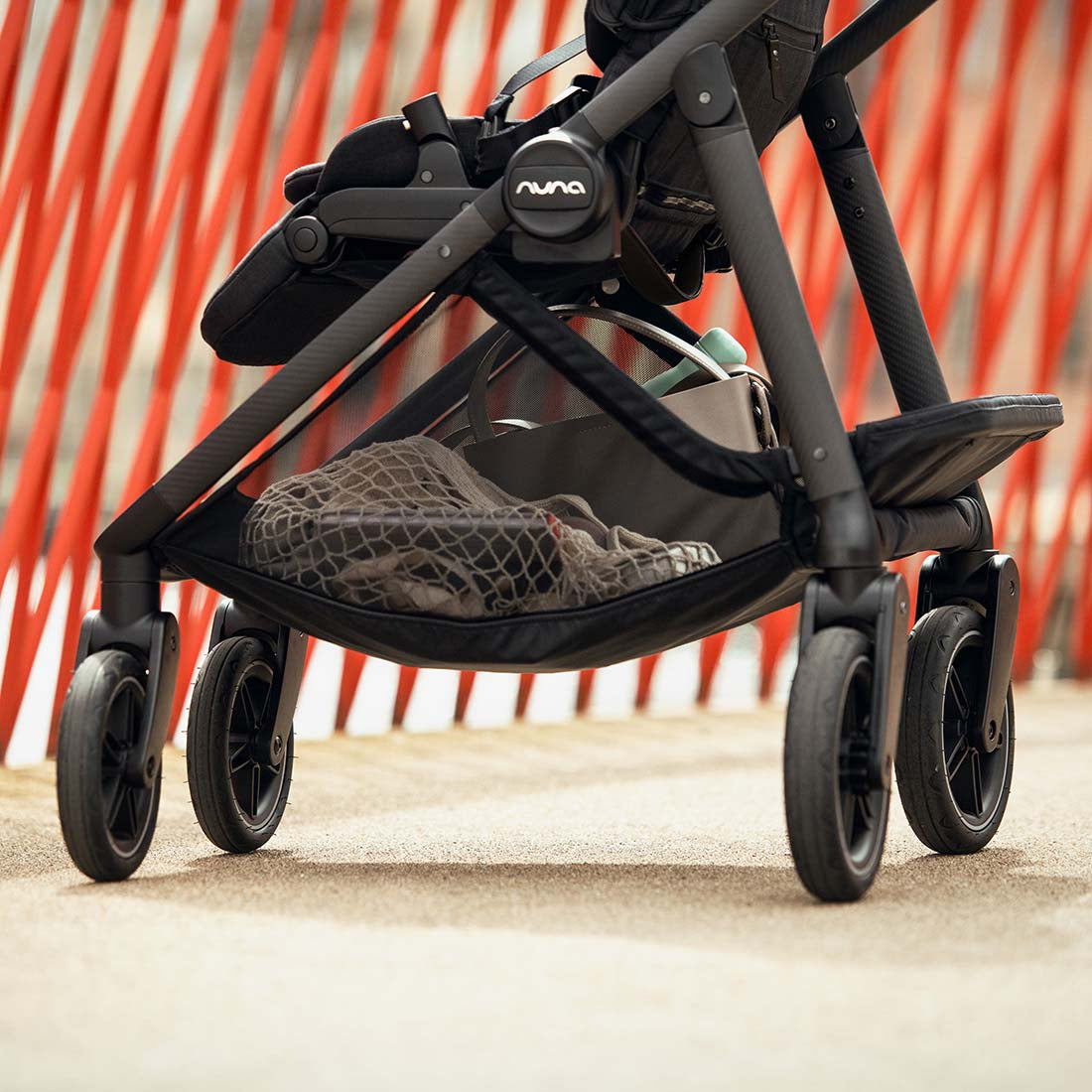 Nuna - Carucior cu roti pivotante 360° SWIV Granite