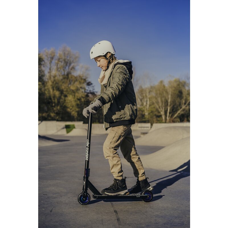 Trotineta, Lionelo, Whizz, Pentru Acrobatii, Rulmenti ABEC-9, Sistemul de compresie IHC 9, 20 - 100 kg, Conform cu standardul european de securitate EN14619, Multicolor - gogobaby.ro