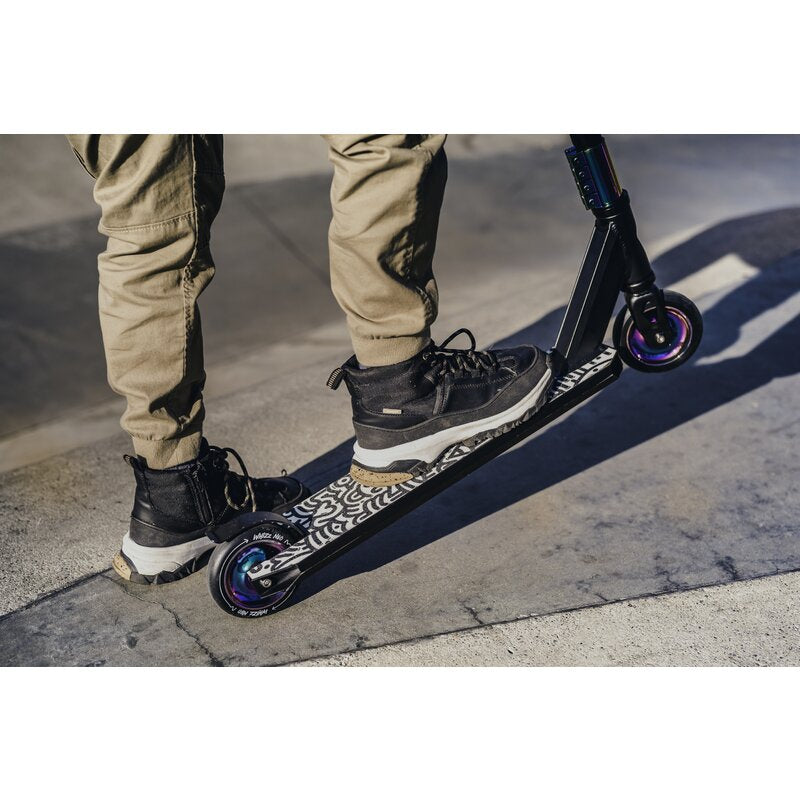 Trotineta, Lionelo, Whizz, Pentru Acrobatii, Rulmenti ABEC-9, Sistemul de compresie IHC 9, 20 - 100 kg, Conform cu standardul european de securitate EN14619, Multicolor - gogobaby.ro