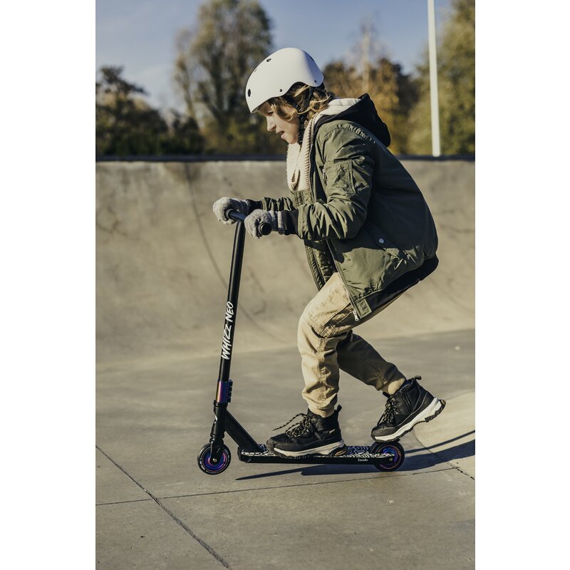 Trotineta, Lionelo, Whizz, Pentru Acrobatii, Rulmenti ABEC-9, Sistemul de compresie IHC 9, 20 - 100 kg, Conform cu standardul european de securitate EN14619, Multicolor - gogobaby.ro