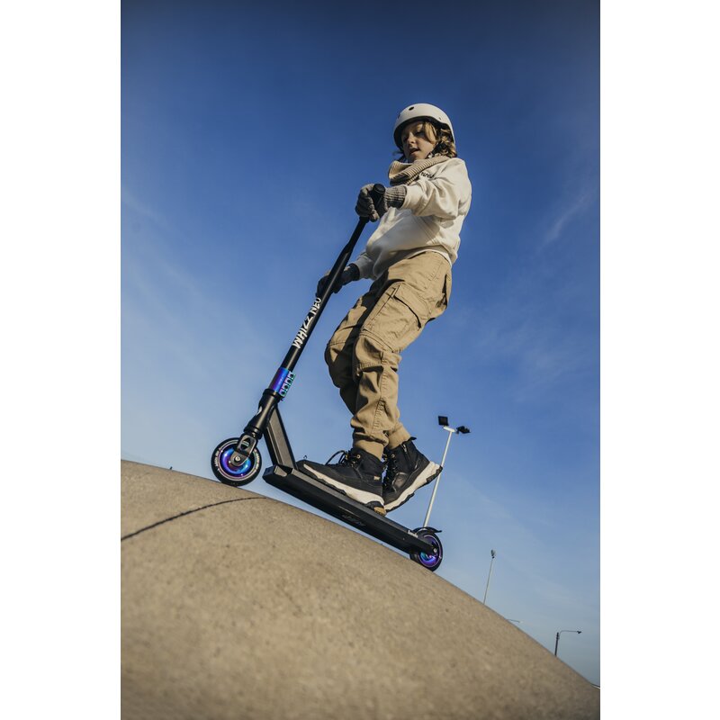 Trotineta, Lionelo, Whizz, Pentru Acrobatii, Rulmenti ABEC-9, Sistemul de compresie IHC 9, 20 - 100 kg, Conform cu standardul european de securitate EN14619, Multicolor - gogobaby.ro