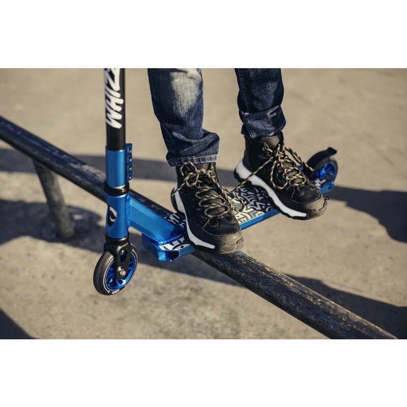 Trotineta, Lionelo, Whizz, Pentru Acrobatii, Rulmenti ABEC-9, Sistemul de compresie IHC 9, 20 - 100 kg, Conform cu standardul european de securitate EN14619, Multicolor - gogobaby.ro