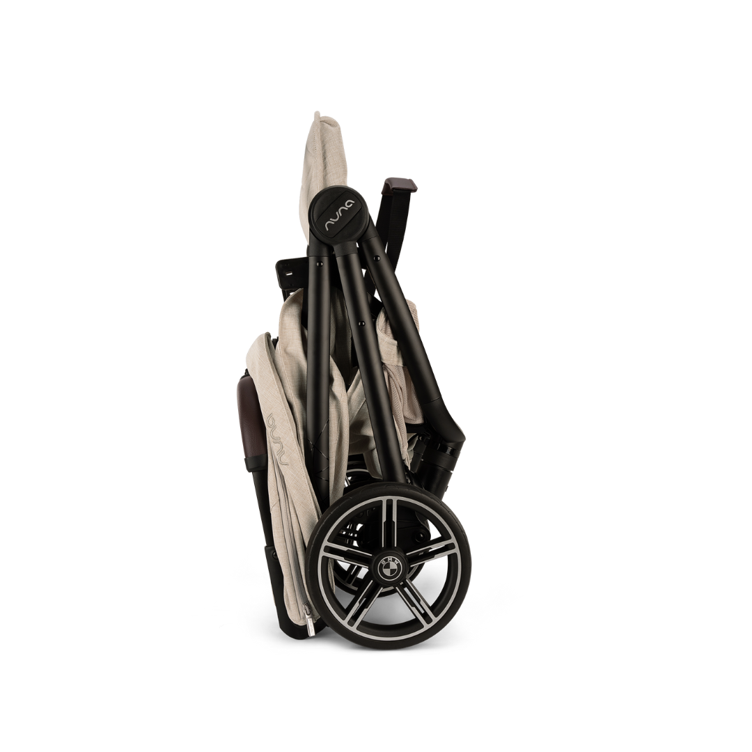 Nuna x BMW - Carucior ultracompact cu pliere automata TRVL lx, bej Mica