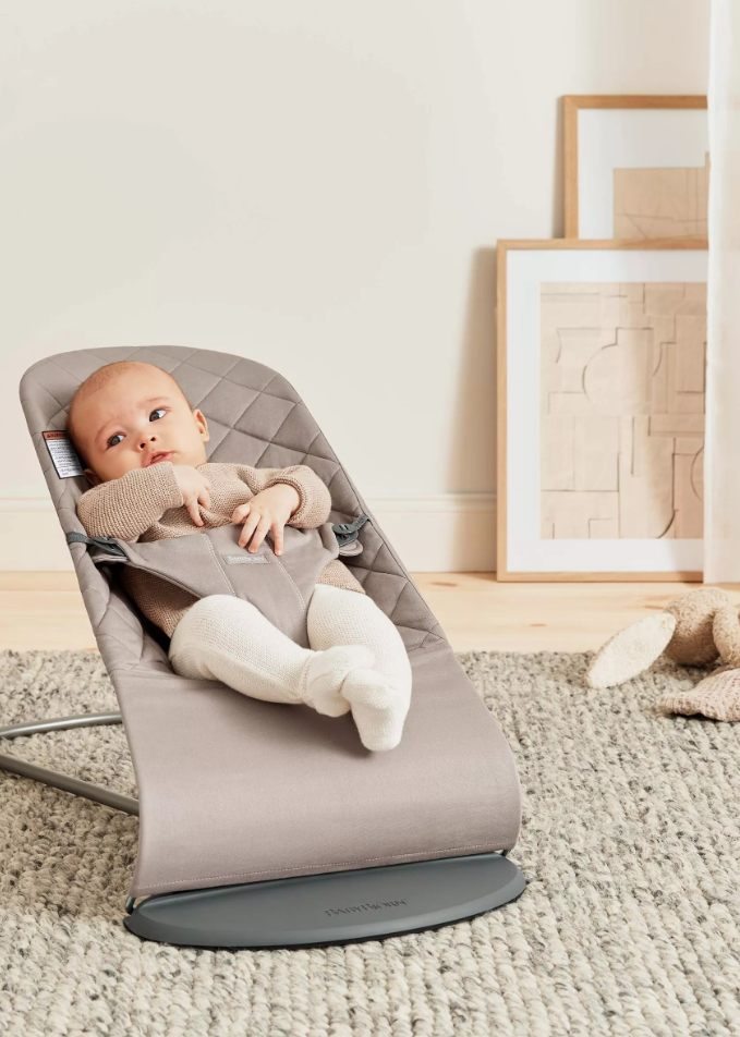 BabyBjorn - Balansoar Bliss Sand Grey din tesatura matlasata cu aspect Clasic, cu bara de jucarii inclusa