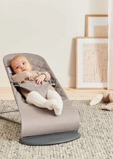 BabyBjorn - Balansoar Bliss Sand Grey din tesatura matlasata cu aspect Clasic, cu bara de jucarii inclusa